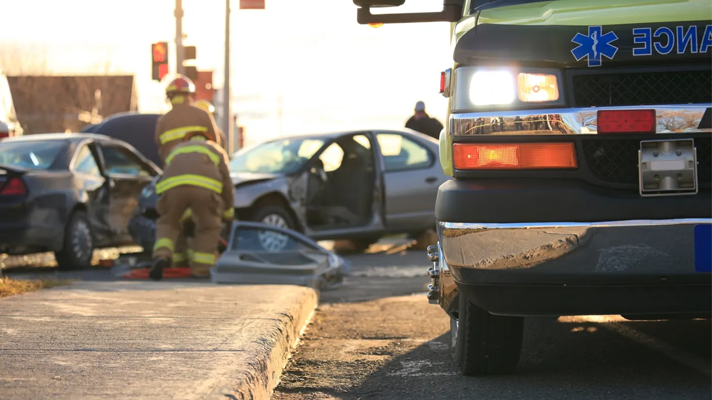 Socorristas atendiendo la escena de un accidente de auto en una intersección de California
